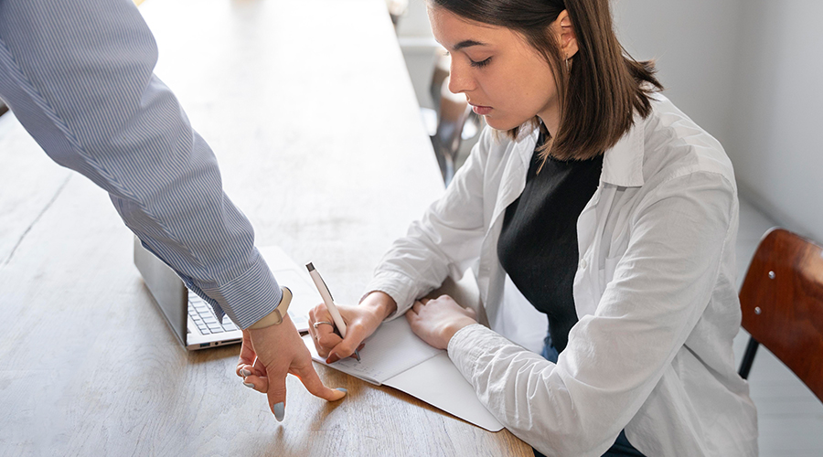 Mujer aprendiendo cómo escribir en inglés