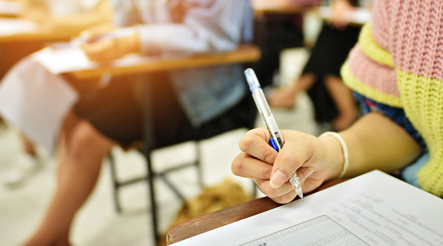 Estudiante realizando un ejercicio escrito en inglés