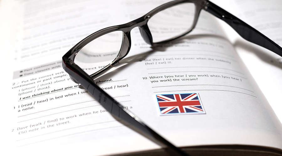 Lentes sobre libro de inglés británico