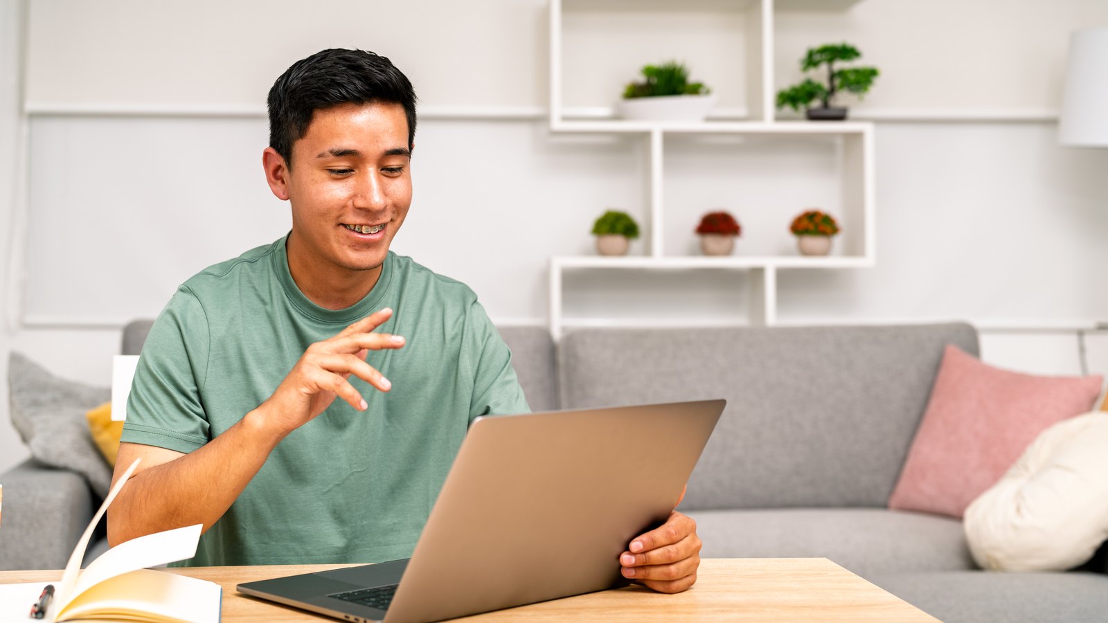 Estudiante tomando una clase de inglés en vivo desde su casa con The Anglo Academy